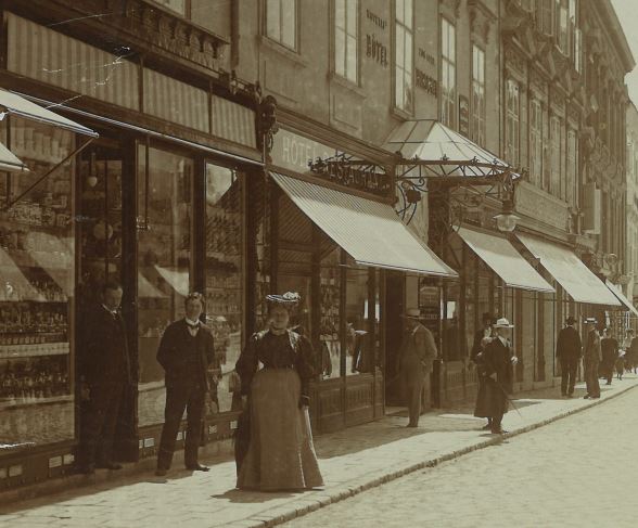 Frau in Baden um 1900